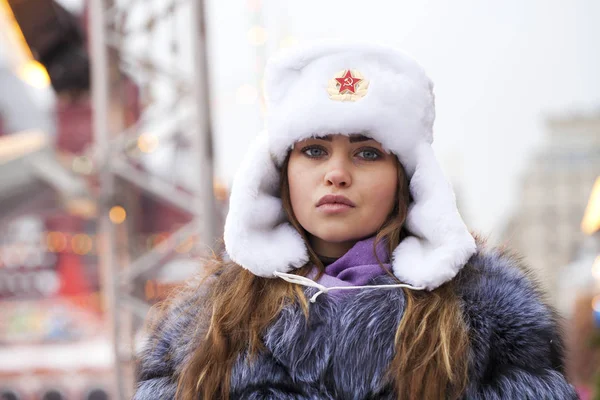 Portrait d'une jeune belle fille dans un chapeau blanc — Photo