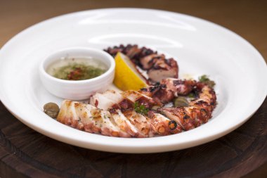 bir ahşap tahta soslu ızgara kalamar halkaları