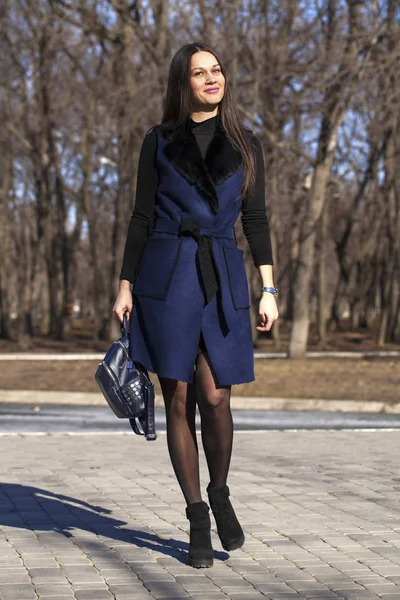 Retrato de una joven hermosa mujer en abrigo azul con una bolsa de paseo — Foto de Stock