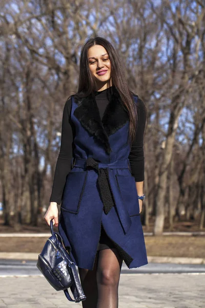 Portrét mladé krásné ženy v modrém kabátě chůze ve šrtu — Stock fotografie