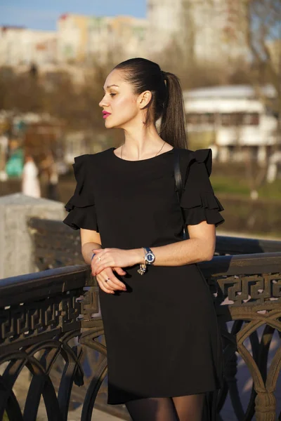 Close, Retrato de uma jovem linda garota morena ao pôr do sol — Fotografia de Stock