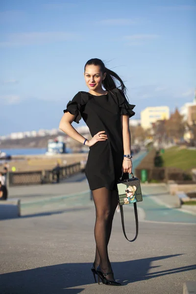 Porträtt av en ung vacker kvinna i svart klänning — Stockfoto