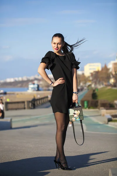 Retrato de uma jovem mulher bonita em vestido preto — Fotografia de Stock