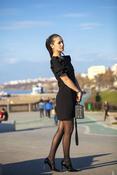 Siyah elbiseli genç ve güzel bir kadının portresi — Stok fotoğraf