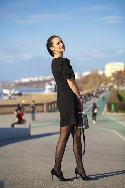 Retrato de uma jovem mulher bonita em vestido preto — Fotografia de Stock