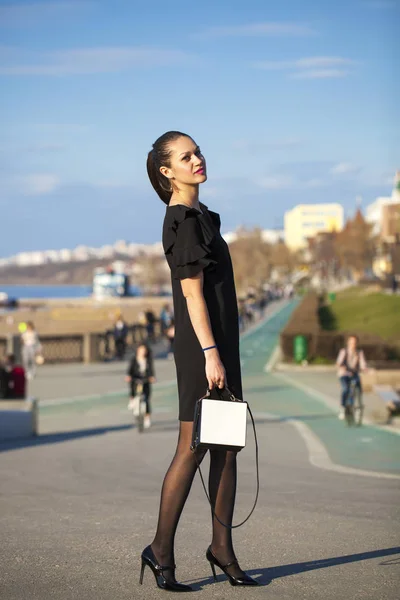 Retrato de una joven mujer hermosa en vestido negro —  Fotos de Stock