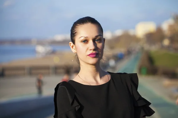 Close-up, portret van een jonge mooie brunette meisje bij zonsondergang — Stockfoto