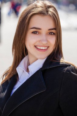 Yakından kapatın. Siyah ceket genç güzel esmer kız 