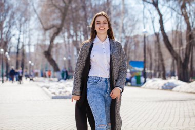 Kapat şunu. Gri ceket genç güzel esmer kız 