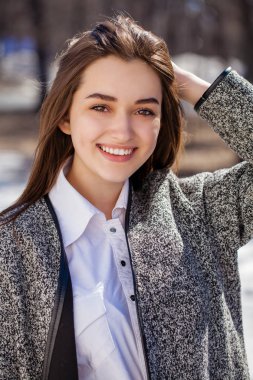 Kapat şunu. Gri ceket genç güzel esmer kız 