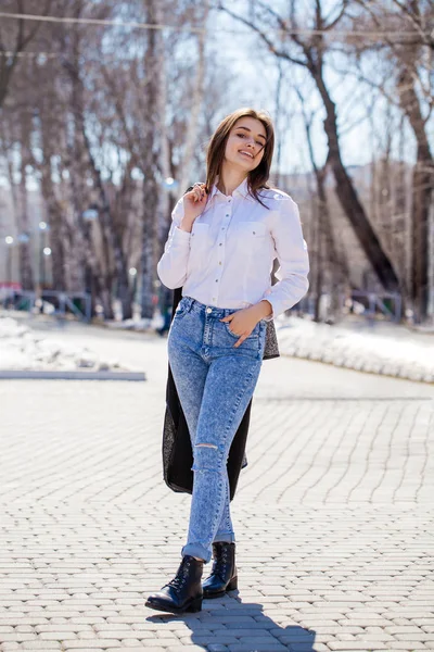 Chiudete. Giovane bella ragazza bruna in cappotto grigio — Foto Stock