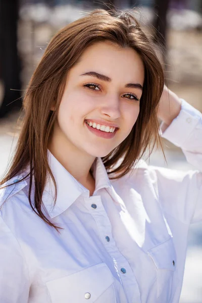 Közelről. Fiatal gyönyörű barna lány szürke kabát — Stock Fotó