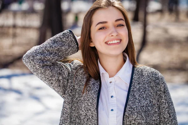 閉じる。灰色のコートで若い美しいブルネットの女の子 — ストック写真