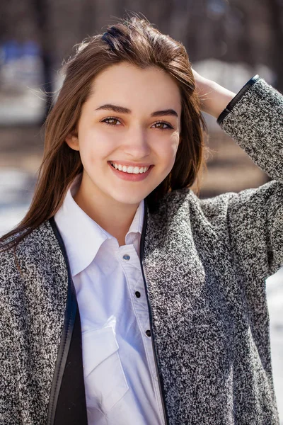 Close-up. Jonge mooie brunette meisje in grijze jas — Stockfoto