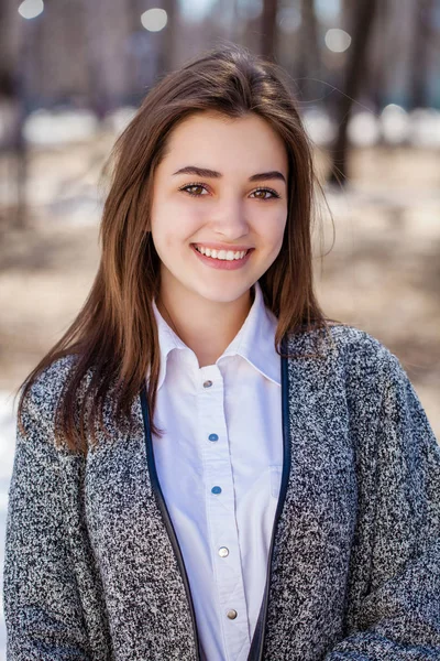 Chiudete. Giovane bella ragazza bruna in cappotto grigio — Foto Stock