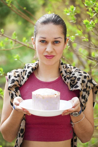 Fiatal gyönyörű lány kezében tányér húsvéti torta — Stock Fotó