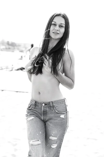 Sexy bruna giovane donna posa flirty in topless al fiume — Foto Stock
