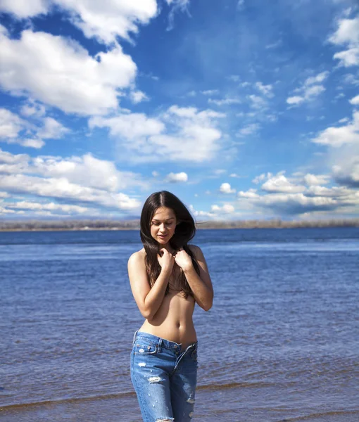 Sexy morena joven posando coqueta topless en el río — Foto de Stock