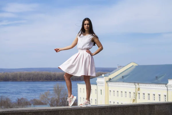 Ung brunett kvinna i rosa kjol och vit blus — Stockfoto