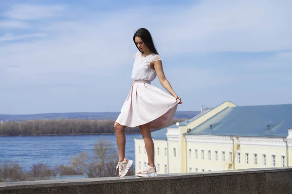 Jovem morena em saia rosa e blusa branca — Fotografia de Stock