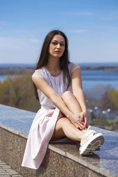 Fiatal barna nő rózsaszín szoknya és fehér blúz — Stock Fotó