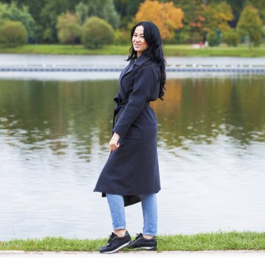 Gri paltolu güzel bir genç kadın portresi 