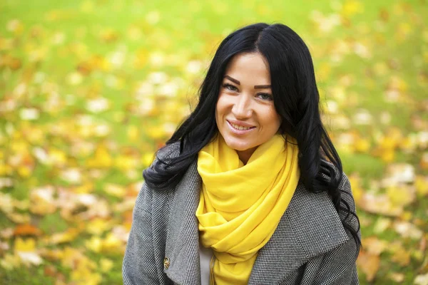 Retrato de una joven hermosa mujer en abrigo gris —  Fotos de Stock