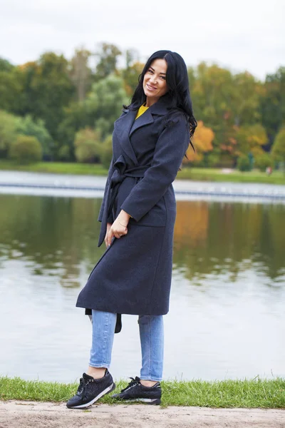 Egy gyönyörű fiatal nő, szürke kabátot portré — Stock Fotó