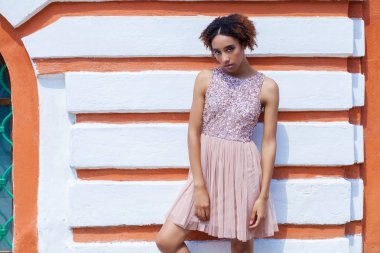 Pembe elbiseli bir Afrikalı model kadın portresi