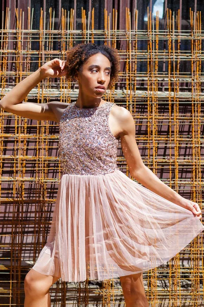 Retrato de una mujer modelo africana en vestido rosa —  Fotos de Stock