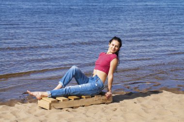 Yine poz moda kot genç bir güzel kadın portresi