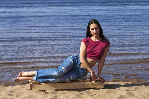 Retrato de una joven hermosa mujer en jeans de moda posando de nuevo — Foto de Stock