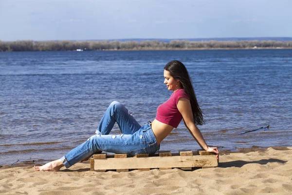 Retrato de una joven hermosa mujer en jeans de moda posando de nuevo —  Fotos de Stock
