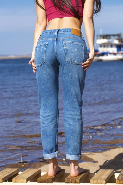 Vista frontal de uma longa mulheres pernas posando com jeans — Fotografia de Stock