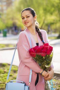 Kırmızı gül bir buket ile genç bir güzel kadın portresi 