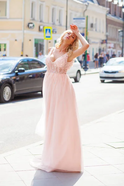 Portrait in full growth, young beautiful brunette woman in pink — Stock Photo, Image