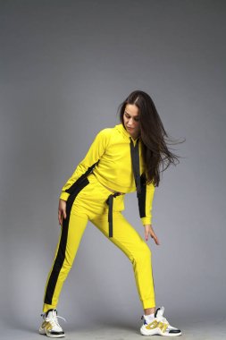 Sarı eşofmanlı genç ve güzel esmer bir kadının portresi