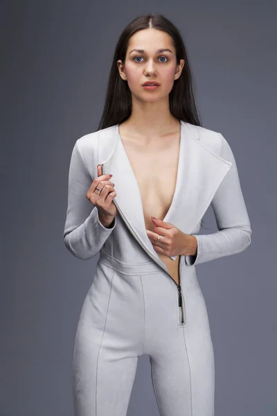 Сексуальна брюнетка моди в сірому шкіряному костюмі — стокове фото