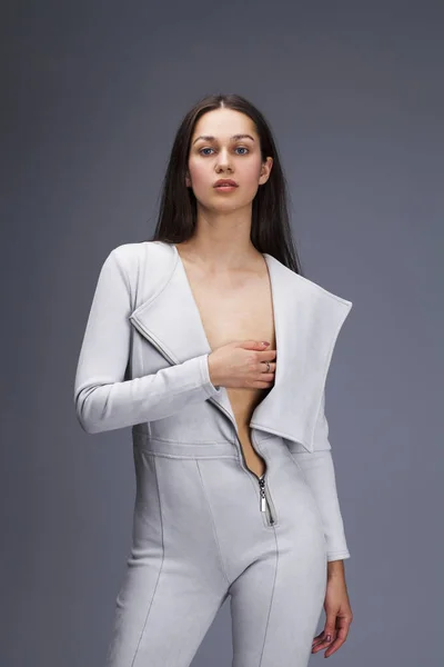 Sexy mulher morena moda em terno de couro cinza — Fotografia de Stock