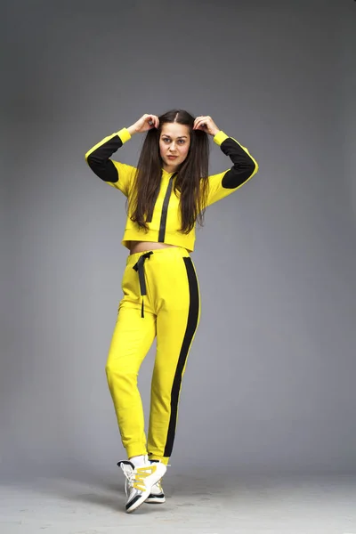 Retrato de uma jovem bela mulher morena em traje amarelo — Fotografia de Stock