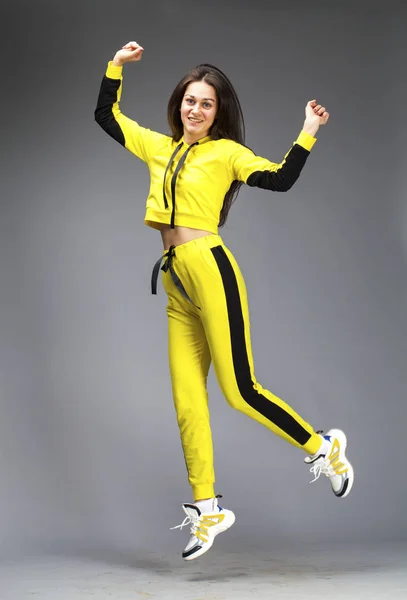 Retrato de uma jovem bela mulher morena em traje amarelo — Fotografia de Stock