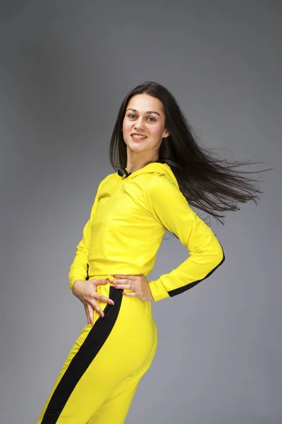 Retrato de uma jovem bela mulher morena em traje amarelo — Fotografia de Stock