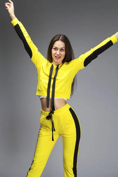 Retrato de uma jovem bela mulher morena em traje amarelo — Fotografia de Stock