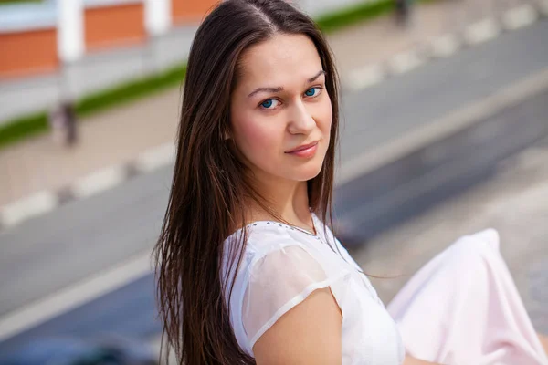 Retrato de bela jovem mulher feliz — Fotografia de Stock