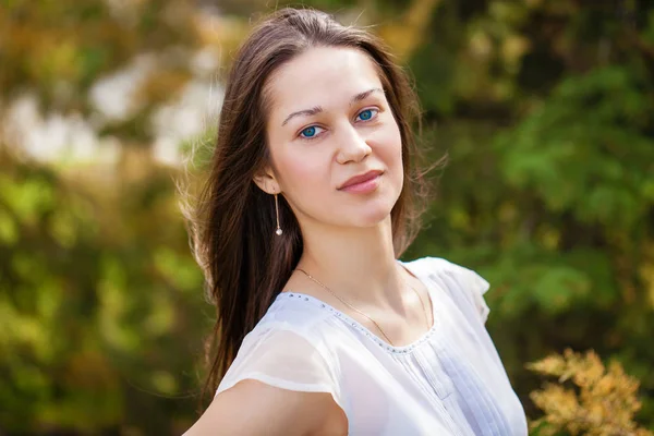 Retrato de hermosa joven feliz mujer —  Fotos de Stock