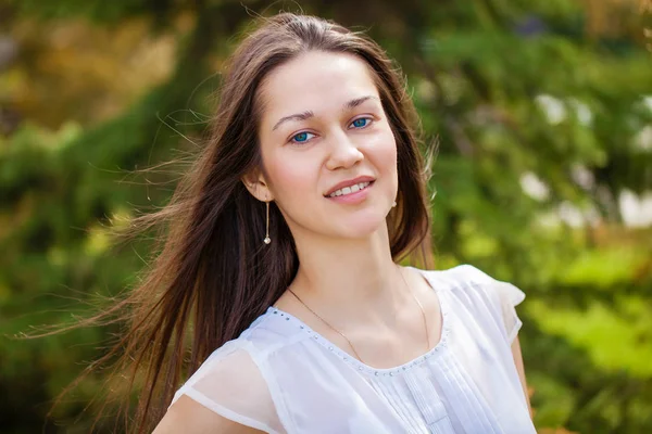 Retrato de bela jovem mulher feliz — Fotografia de Stock