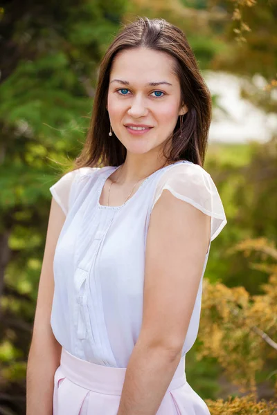 Retrato de hermosa joven feliz mujer — Foto de Stock