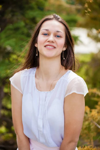 Retrato de hermosa joven feliz mujer —  Fotos de Stock