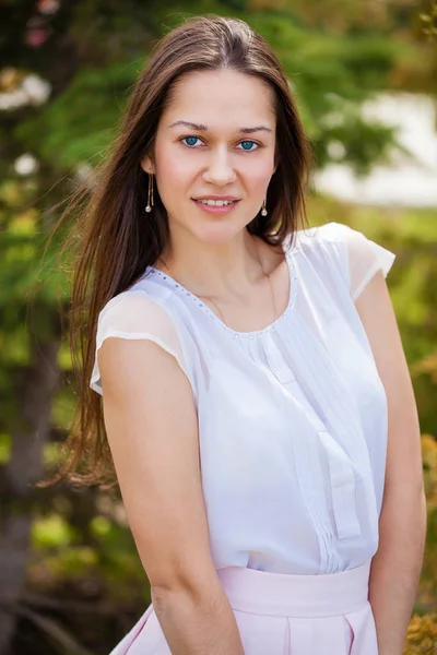 Retrato de hermosa joven feliz mujer — Foto de Stock