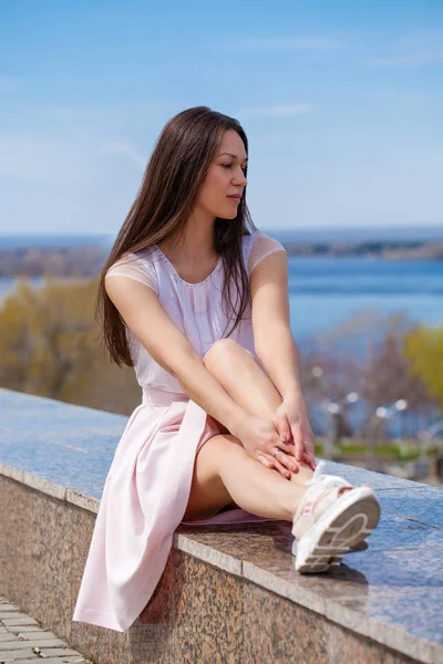 Jong brunette vrouw in roze rok en wit blouse — Stockfoto